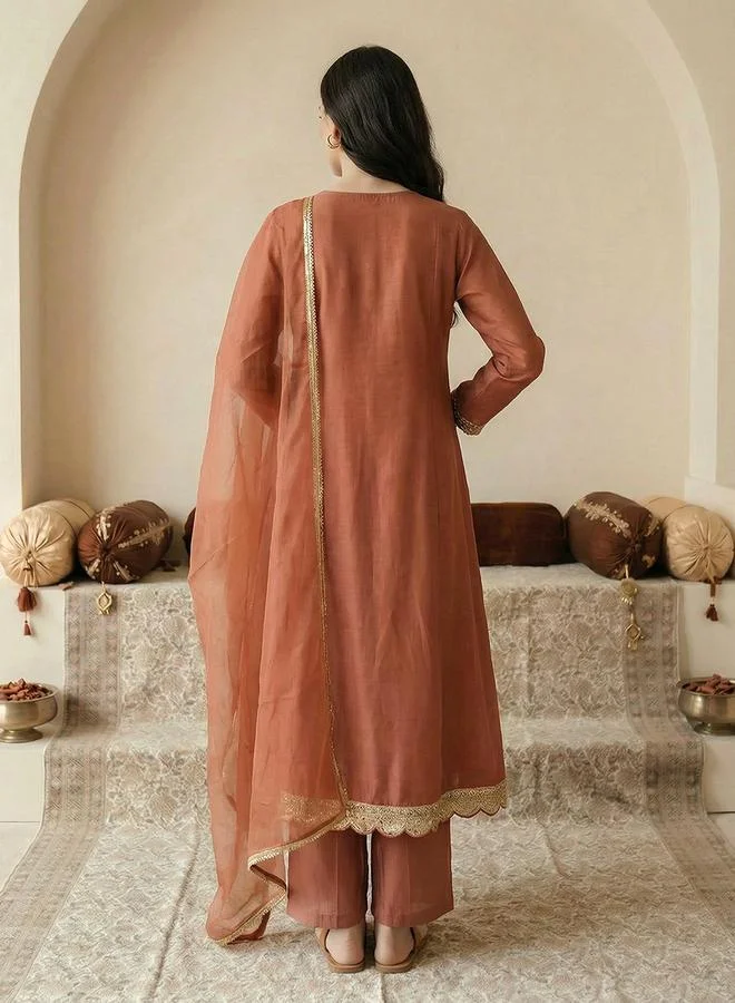 جلو باص طقم كورتا برتقالي بياقة سبعة وتطريز زاري مع بنطال ووشاح